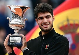 Carlos Alcaraz posa, este domingo, con el trofeo en Roma.