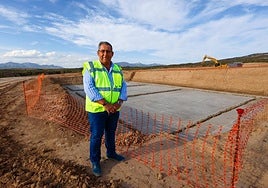Francisco Román, presidente de Gesalor, junto a la que será la balsa receptora de purines.