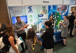 Sonoco presentando sus innovadores envases en una feria europea.