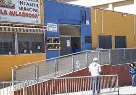 Una trabajadora entrando por la puerta principal de la Escuela Infantil La Milagrosa, en una imagen de archivo.