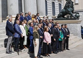 López Miras con parlamentarios del PP y representantes del agro, el día 13 en el Congreso, donde defendió el Trasvase.