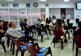 Empresarios participantes, junto al edil y presidente de la ADLE.