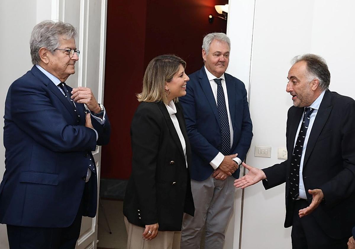 Noelia Arroyo con el presidente de REAF y el Decano del Colegio de Economistas de la Región de Murcia.