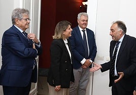 Noelia Arroyo con el presidente de REAF y el Decano del Colegio de Economistas de la Región de Murcia.