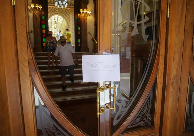 La puerta de entrada del Casino de Murcia este domingo.