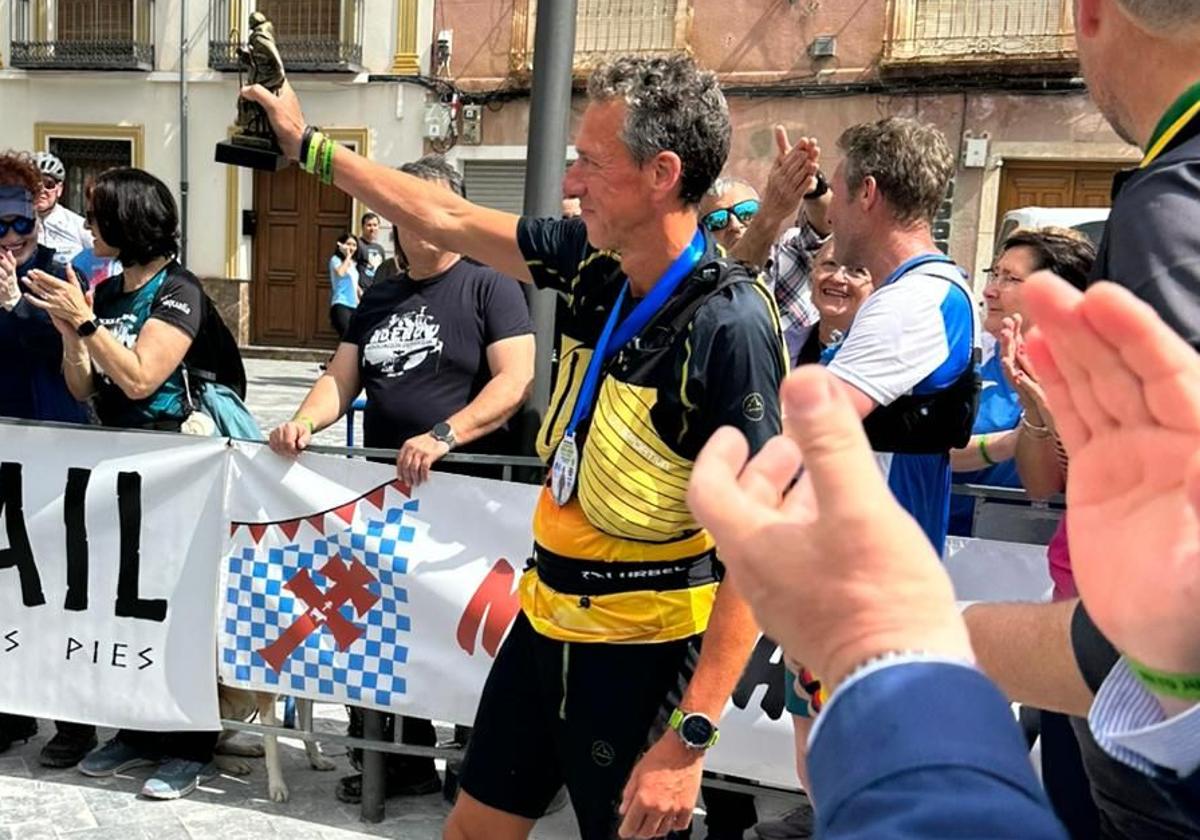 El atleta juanjo larrotcha recorre los 151 kilómetros del camino de san juan de la cruz en menos de 22 horas | la verdad
