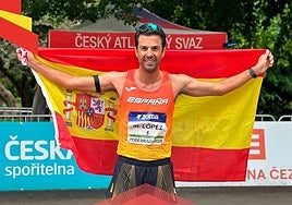 Miguel Ángel López posa con la bandera española este domingo.