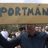 Un hombre sujeta un cartel en protesta por la decisión del Ministerio en la manifestación celebrada el pasado abril.