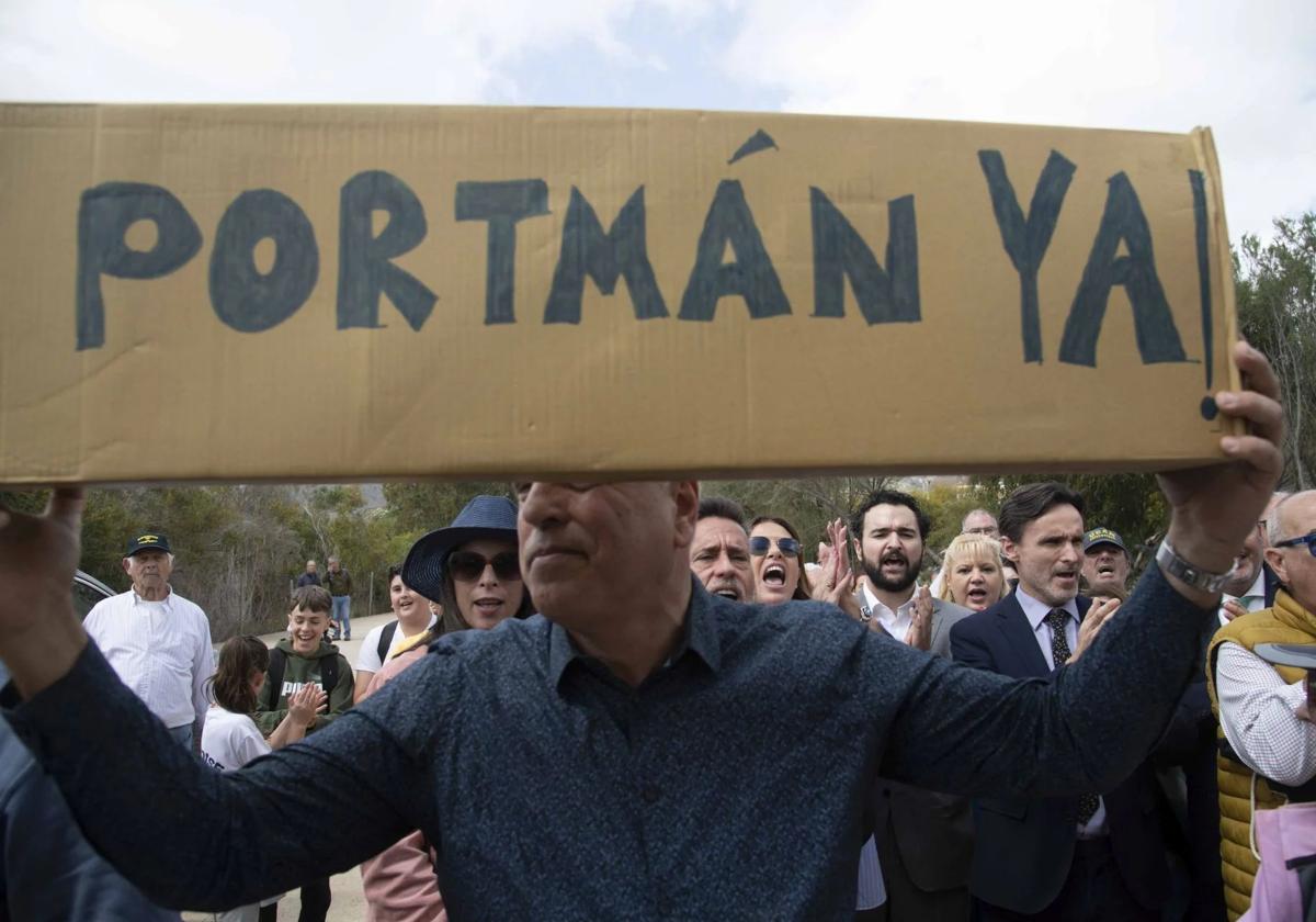 La lucha de los vecinos para tumbar el plan del ministerio para sellar portmán llega a madrid | la verdad