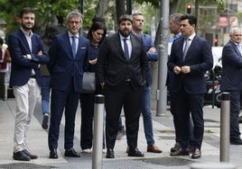 Fernando López Miras (c), en su llegada a la reunión de la Junta Directiva Nacional del partido que se celebra este lunes en Madrid.