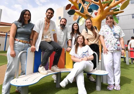 El equipo de Pediatría Solidaria, este lunes en La Arrixaca: Naila Palazón, José Ángel Guardiola, Javi López, Elena Gutiérrez, Ana Lorente, María de Lara y Elena Luna.