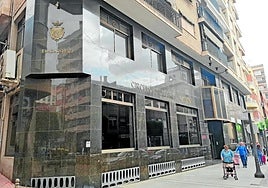 Unos vecinos pasean por la calle Mayor de Alcantarilla, a la altura de la entrada del casino, esta semana.