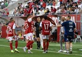 Los jugadores del Real Murcia reciben instrucciones de Fran Fernández en el duelo ante el Villarreal en el Enrique Roca.