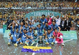 Los jugadores del Inter Movistar celebran el título logrado ayer en Cartagena.
