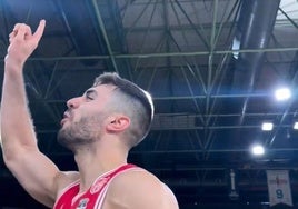Jordá señala al cielo el pasado domingo tras ganar en Sevilla.