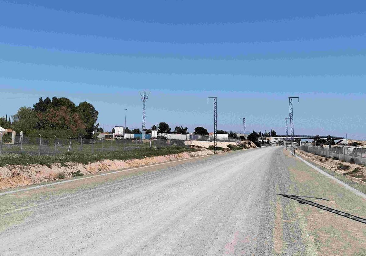 Adif instala en la línea de AVE Murcia-Almería las primeras estructuras de su electrificación