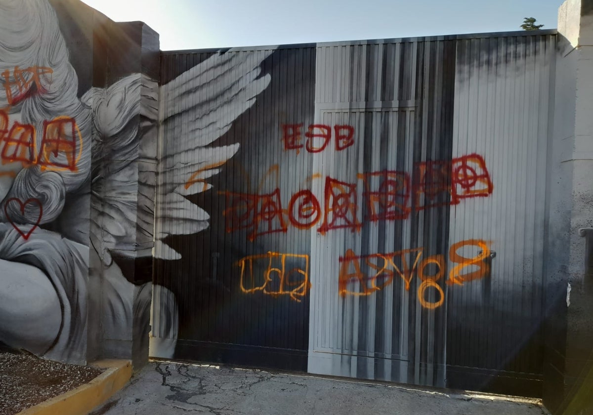Pintadas en el mural, tachadas posteriormente para que resulten ilegibles.