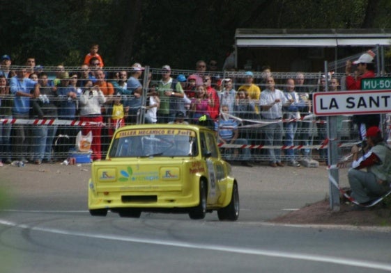 Un coche compite en el rally de La Santa de Totana, en una imagen de archivo.