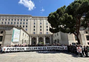 Los vecinos de Portmán 'sellan' el Ministerio con bolsas de estériles mineros para protestar contra el plan en la bahía