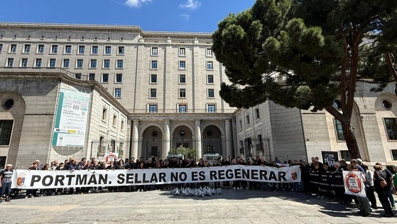 Vecinos de Portmán y políticos, frente a la sede del Ministerio este martes en Madrid.