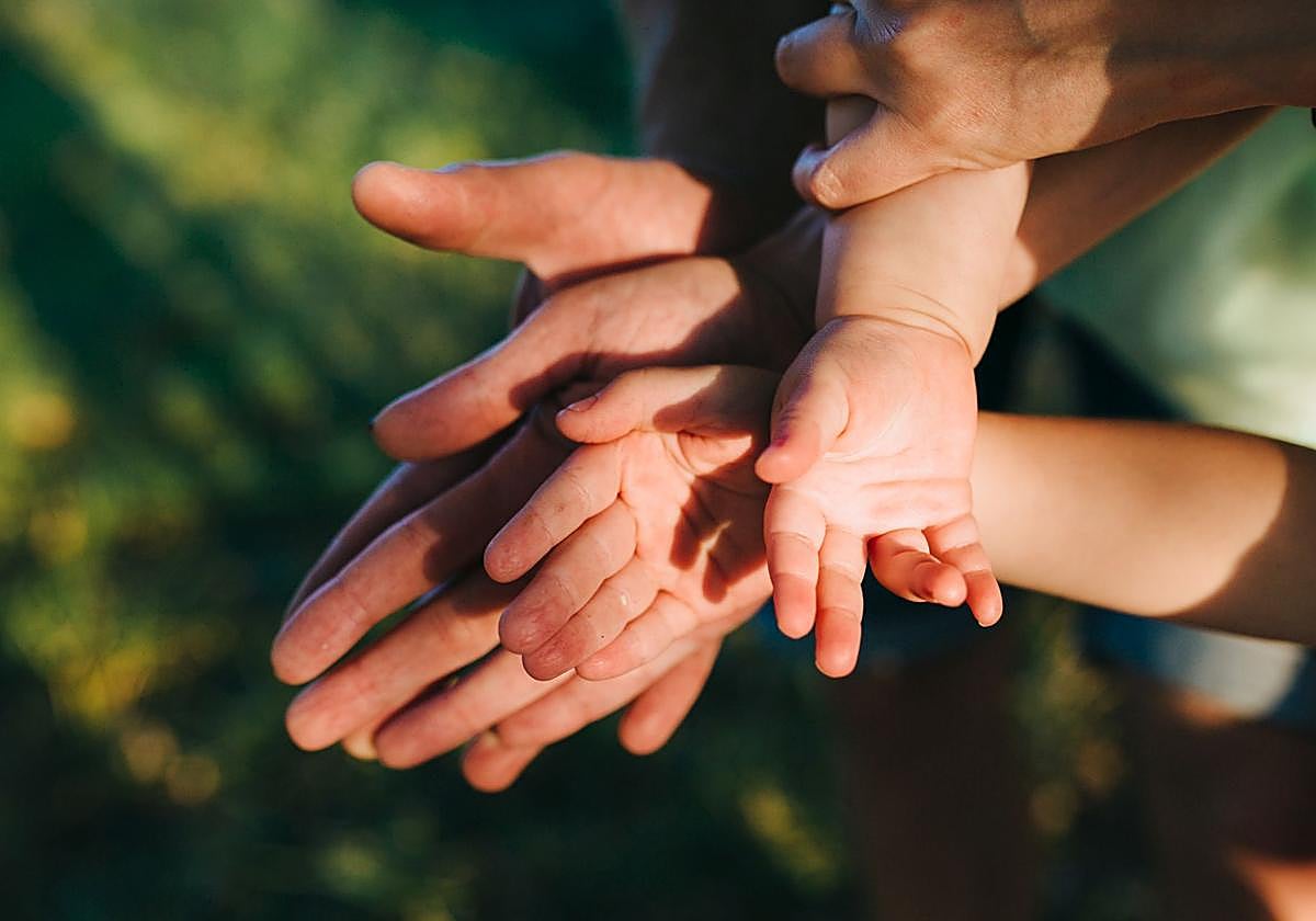 Manos de los miembros de una familia.