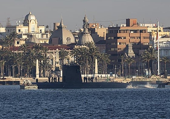 El submarino Tramontana, en aguas de la bahía de Cartagena, en 2022.