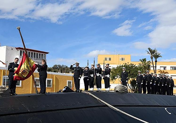 Acto castrense para despedir la vida útil del Tramontana, en la base de submarinos del Arsenal, en febrero del año pasado.
