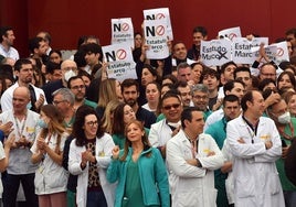Concentración contra el borrador del Estatuto Marco en La Arrixaca, el pasado mes de febrero.