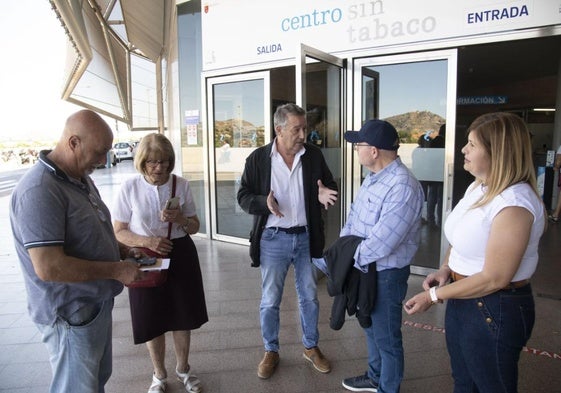 Los vecinos de Pozo Estrecho, Las Lomas y La Palma con el vocal de Sanidad, antes de la reunión.