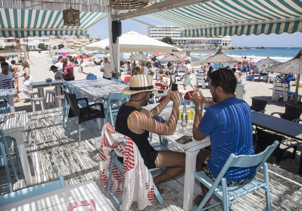 Malestar entre los empresarios porque los chiringuitos siguen cerrados en la manga | la verdad