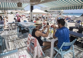 Clientes en un chiringuito de La Manga del Mar Menor, en una imagen de archivo.