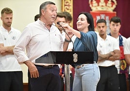 Romero con la alcaldesa Remedios Lajara, tras el ascenso.