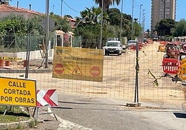 La Ronda de Poniente, en la Ciudad del Aire, ayer, levantada por los trabajos que ejecuta el Ministerio en la zona.