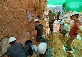 Los investigadores, ayer, durante los trabajos en el yacimiento.