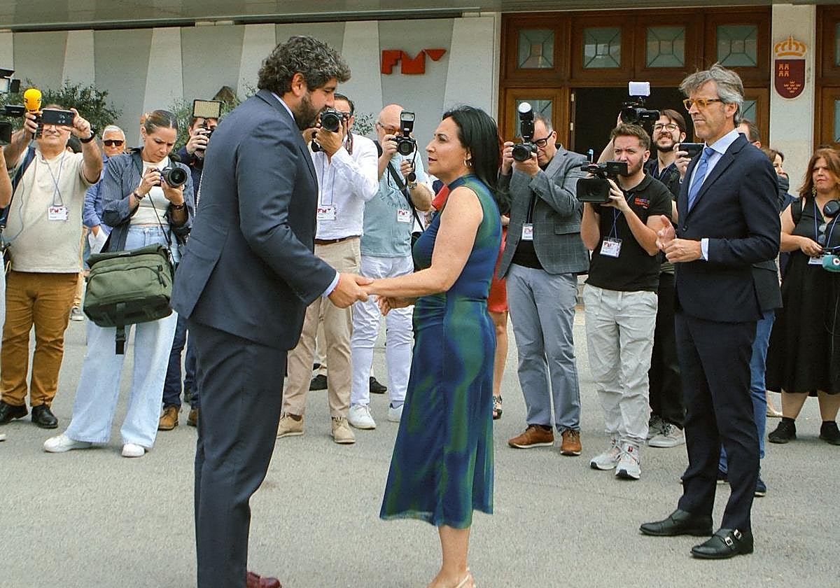 La alcaldesa Remedios Lajara y el presidente regional Fernando LópezMiras, saludándose en la inauguración de la FMY la pasada edición.
