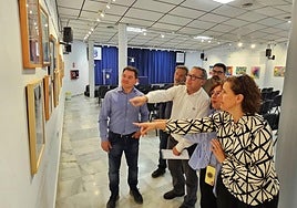 El concejal de Educación (1º izda) junto al profesorado del instituto durante la inauguración de la muestra.