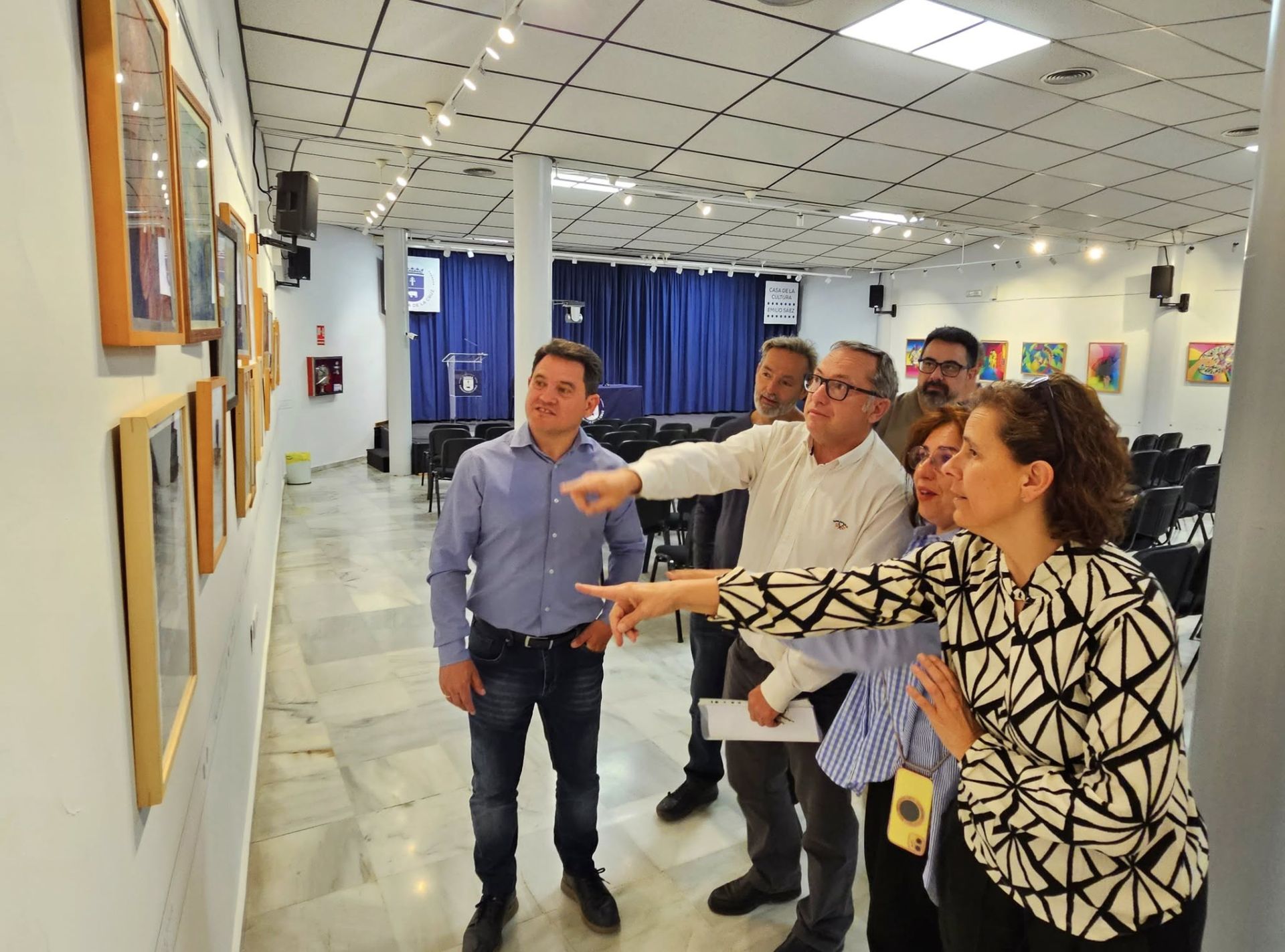 El concejal de Educación (1º izda) junto al profesorado del instituto durante la inauguración de la muestra.