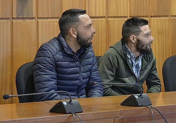 Los dos acusados en la primera sesión del juicio ante la Audiencia.