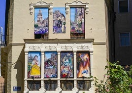 Murales en la fachada del edificio de la calle Simón García, en Murcia.