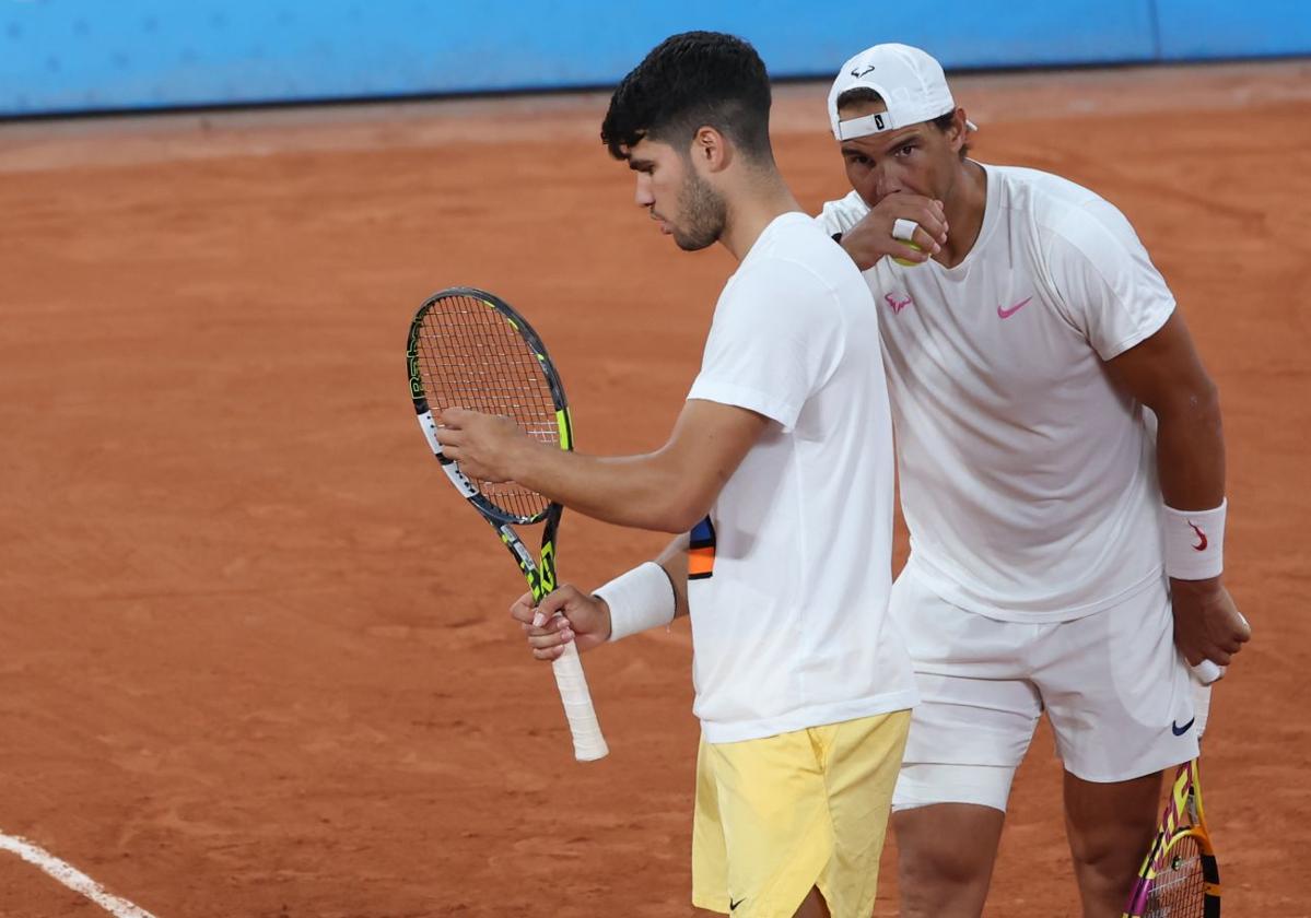 Carlos Alcaraz y Rafa Nadal, durante un entrenamiento en los JJ OO de París.