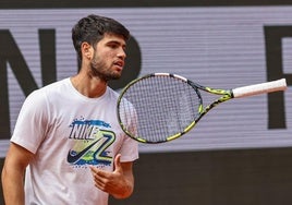 Carlos Alcaraz, este jueves, durante una sesión de entrenamiento en París.