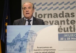 El presidente del Consejo General de Colegios Farmacéuticos, Jesús Aguilar Santamaría, este jueves, durante su intervención en Murcia.