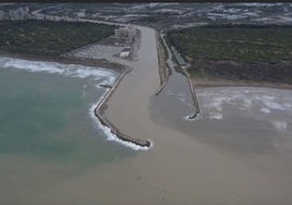 La desembocadura del río Segura, cargada de sedimentos durante las inundaciones de 2019.