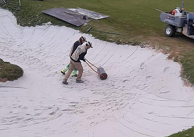 Operarios de mantenimiento trabajando en el cambio de arena de los búnkeres desde noviembre de 2024.