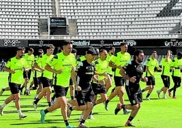 Entrenamiento del Cartagena, este jueves, en el estadio Cartagonova.