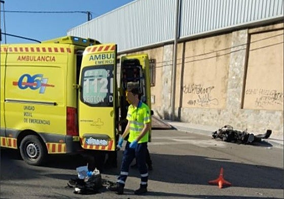 Un sanitario en el lugar del accidente mortal.