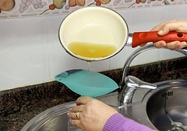 Una mujer prepara el aceite usado para reciclarlo en una imagen de archivo.