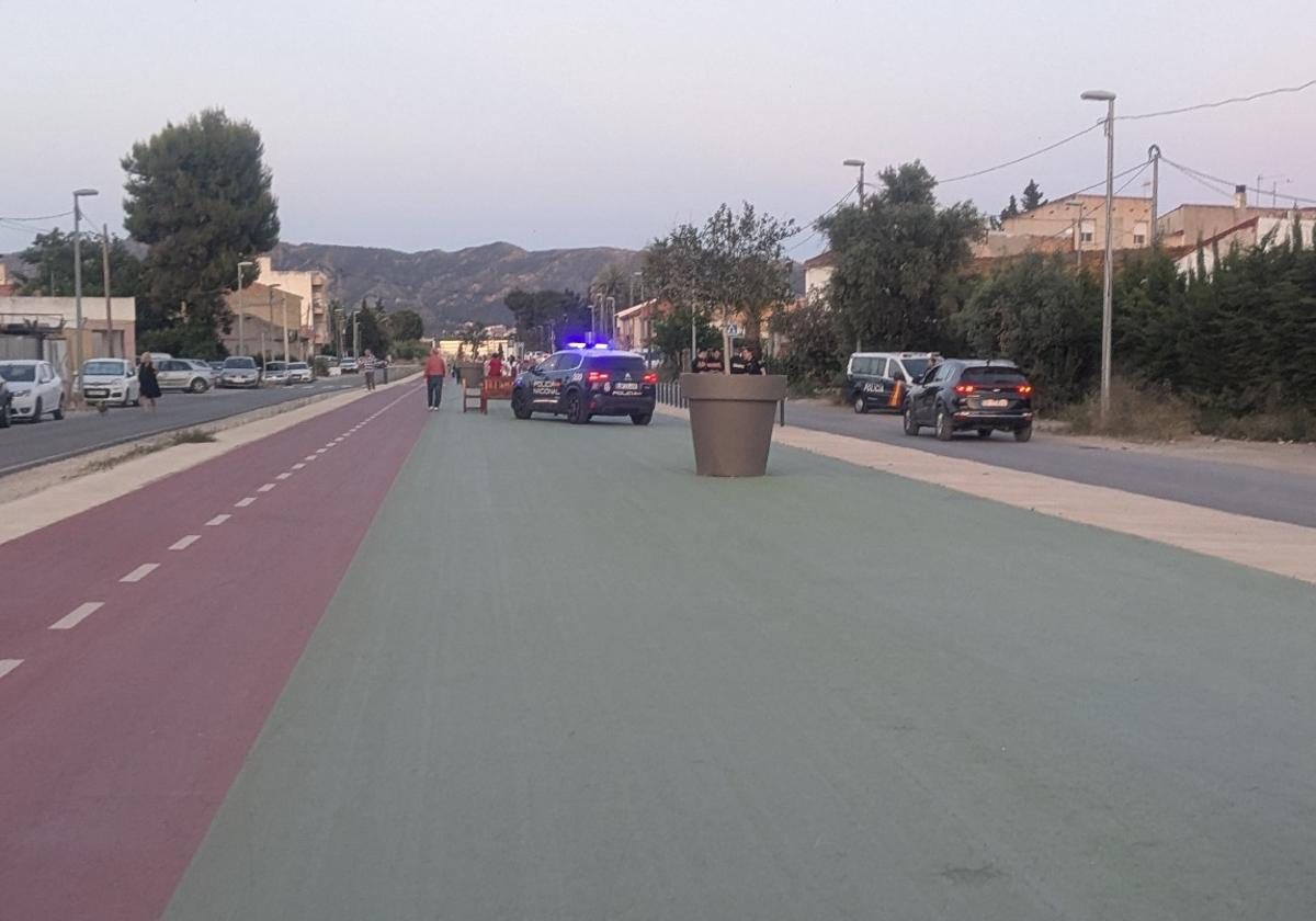 Vehículos de Policía Nacional en el lugar del suceso.