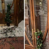 Destrozos en la puerta del Casino de Murcia, el pasado sábado.