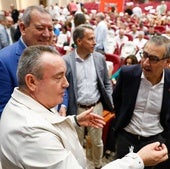 Santiago Navarro, en primer término, antes de comenzar el congreso.